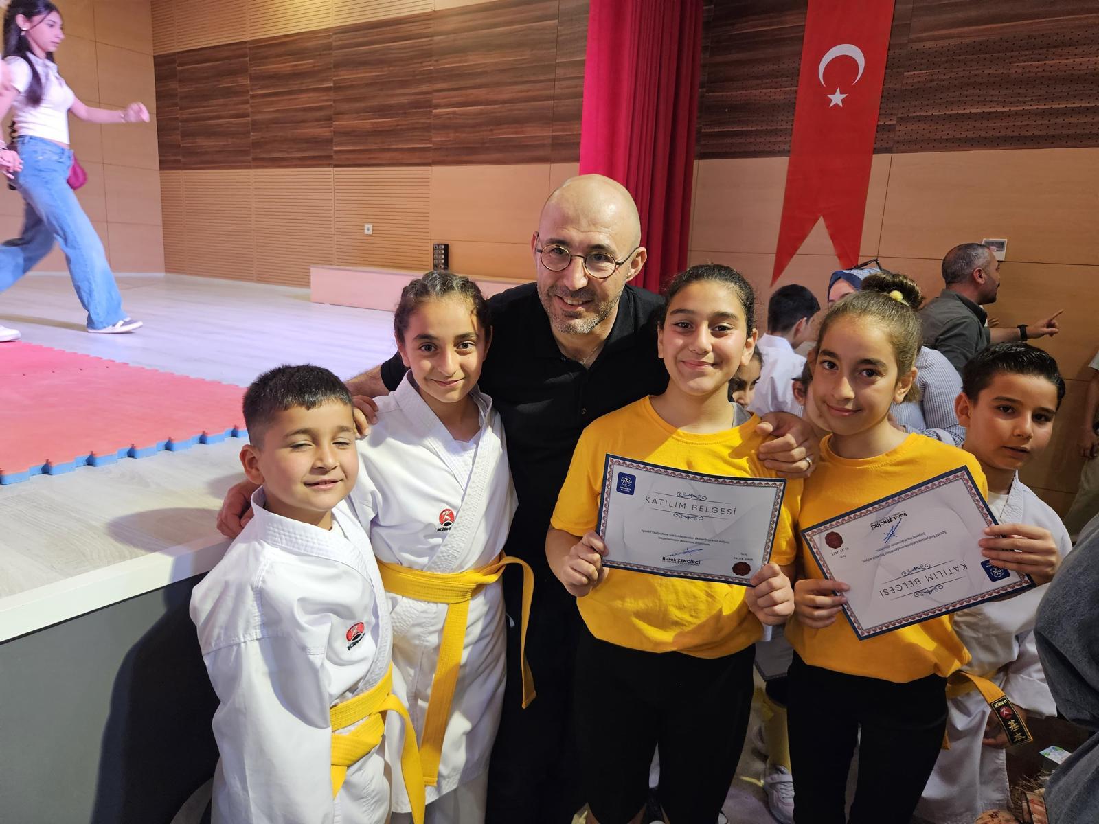 BAŞKAN ZENCİRCİ GENÇ KARATECİLERİN SARI KUŞAKLARINI BAĞLADI