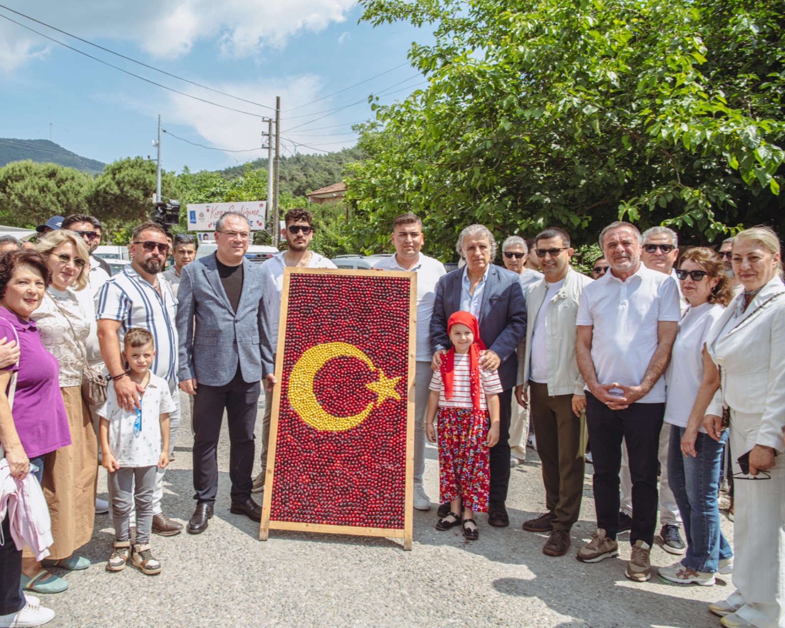 KİRAZLI KİRAZ ŞENLİĞİ’NE İLGİ YOĞUN OLDU