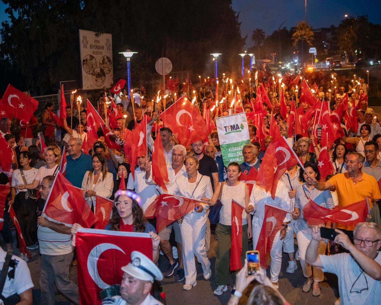 BİNLERCE KİŞİ KUŞADASI’NIN KURTULUŞU İÇİN YÜRÜDÜ