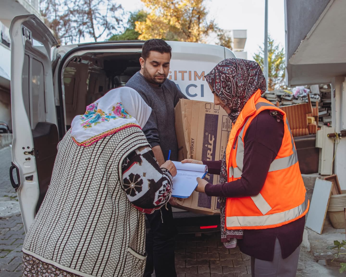 KUŞADASI BELEDİYESİ’NİN SOBA YARDIMI